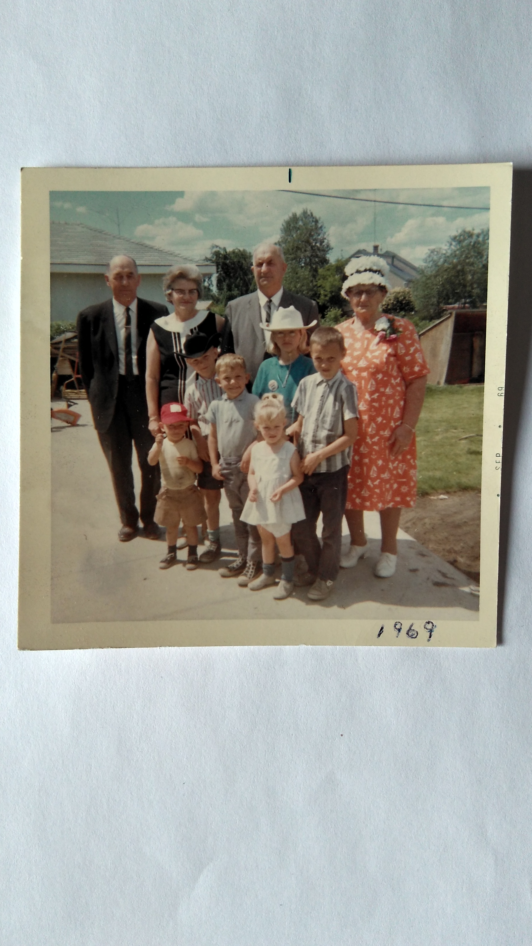 2020-11-08-simon-agatha-joe-florence-with-peter-marys-children-1969-img-20201105-122330782-hdr.jpg