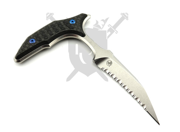 Front view of the Marfione Select Bee push dagger with black carbon fiber handle and stonewashed full serrated hawkbill blade