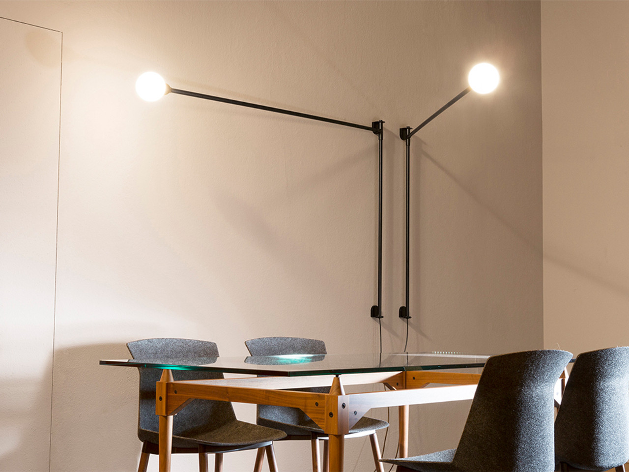 Potence Pivotante Wall Lamp