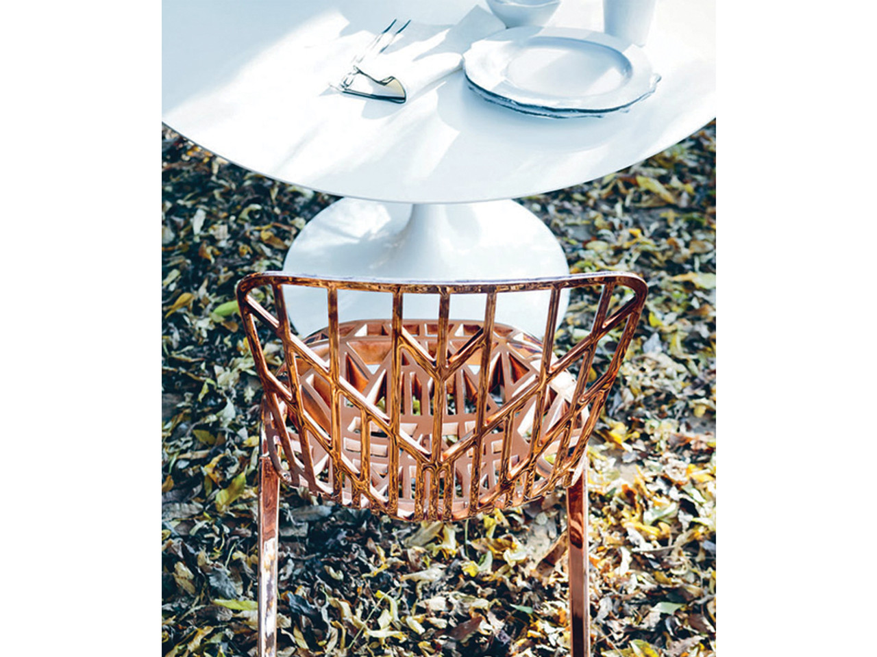 Knoll Saarinen Round Outdoor Dining Table by Eero Saarinen