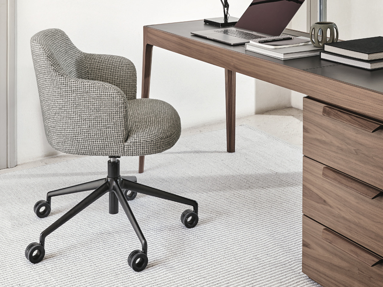 Abby Swivel Armchair - Castors