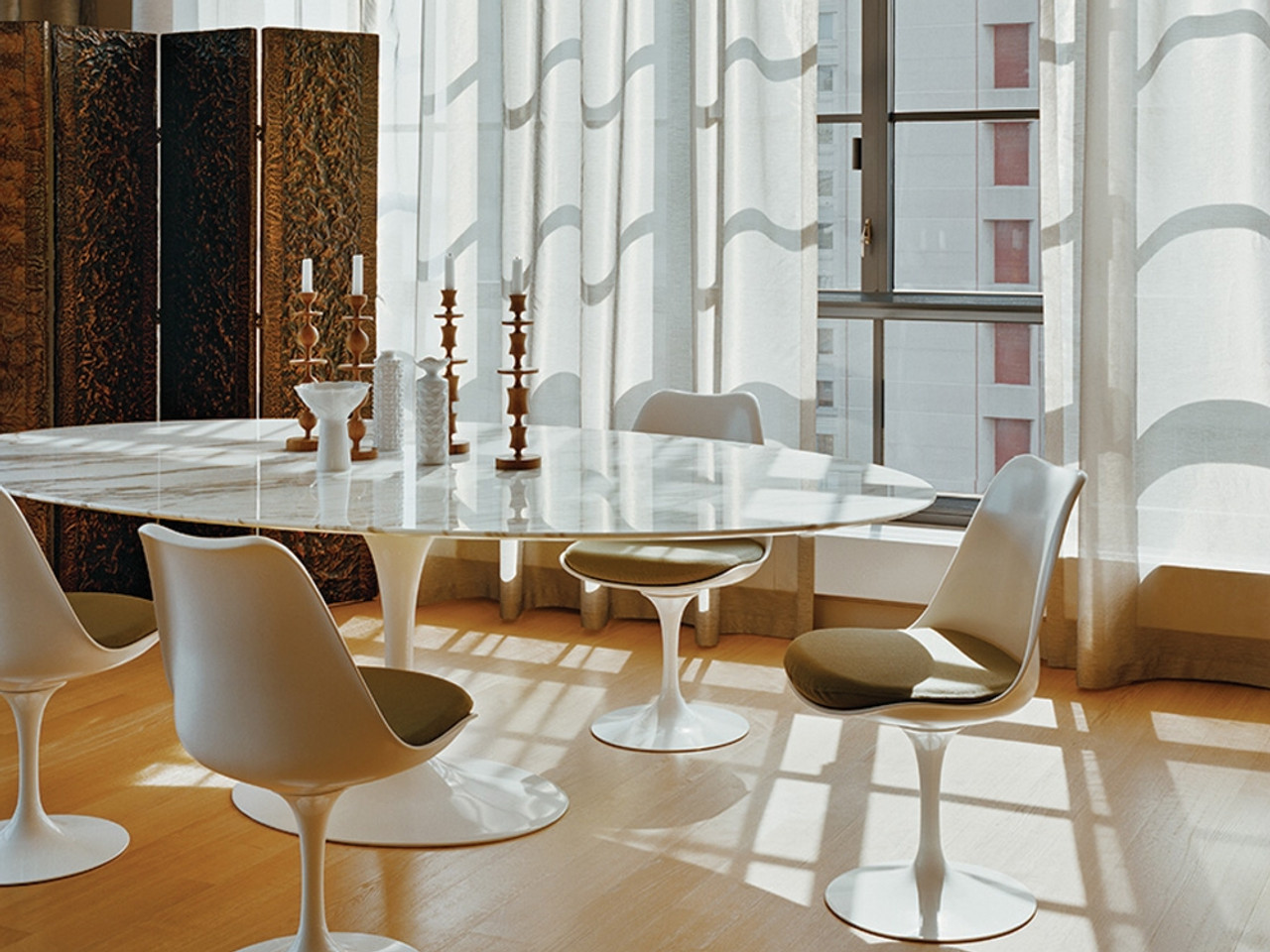 Knoll Saarinen Tulip Oval Dining Table - White Base - Arabescato Marble Top 