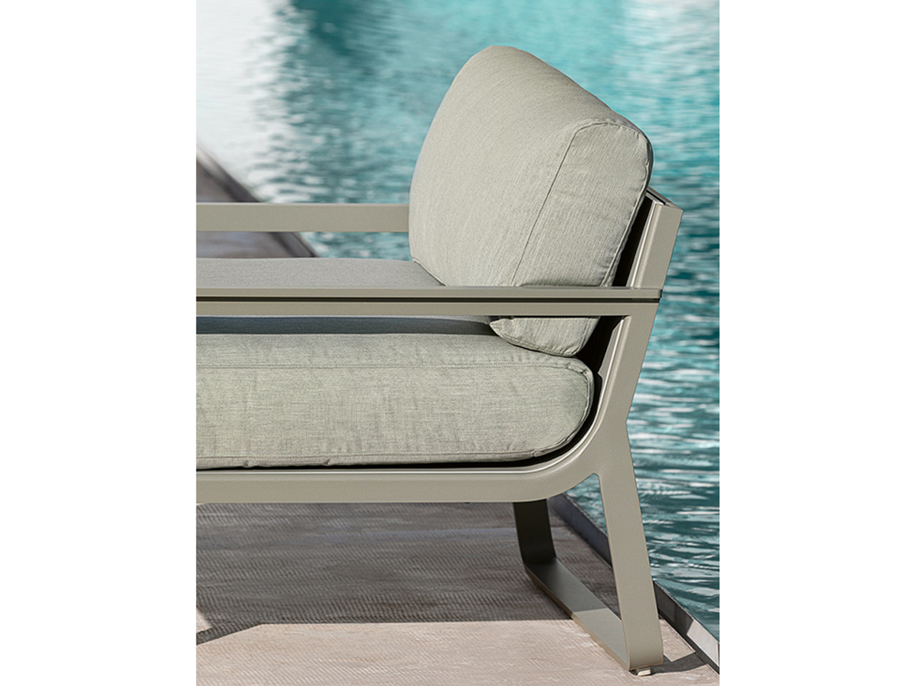 Flat Outdoor Collection 