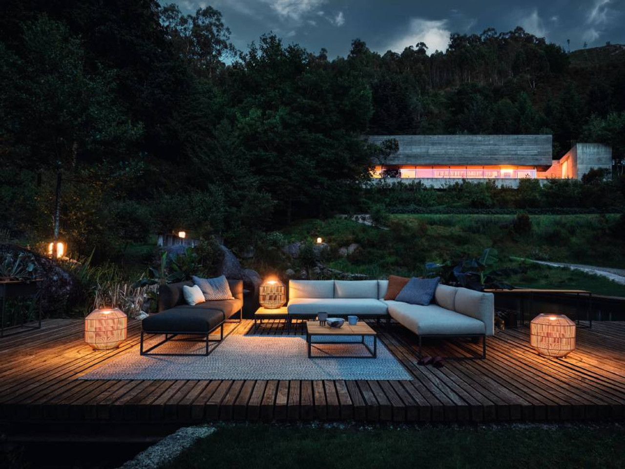 Maya Outdoor Corner Unit