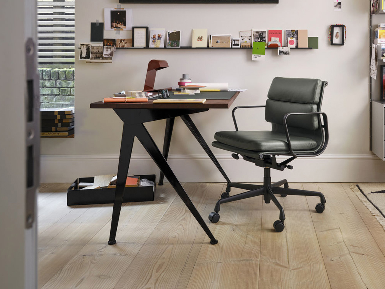 Compas Direction Desk