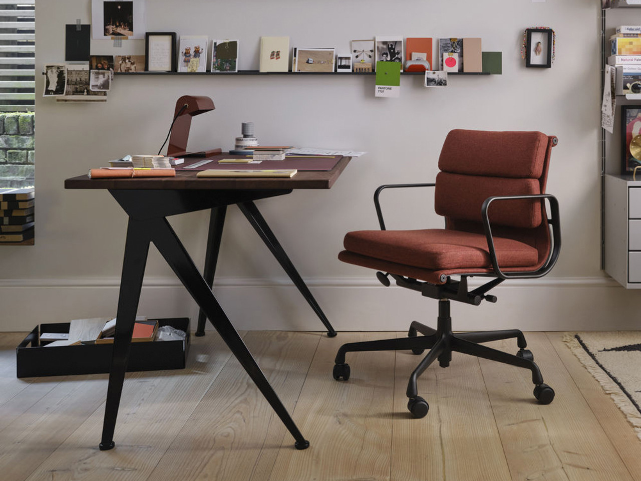 Compas Direction Desk