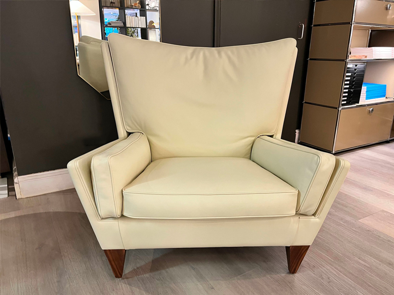 V11 Lounge Chair with Ottoman