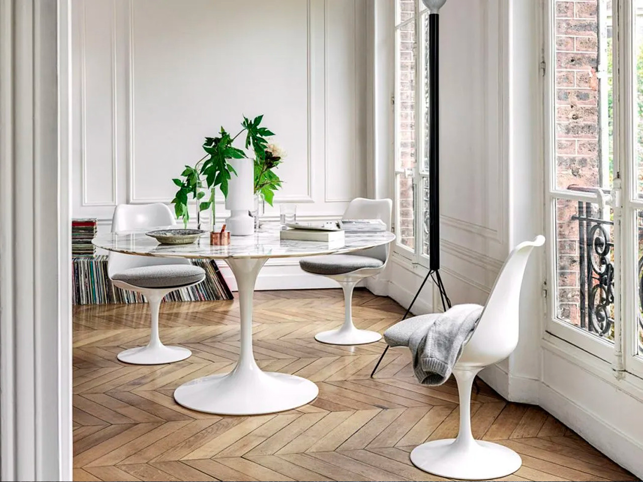 Saarinen Tulip Dining Set - White - 137cm diameter