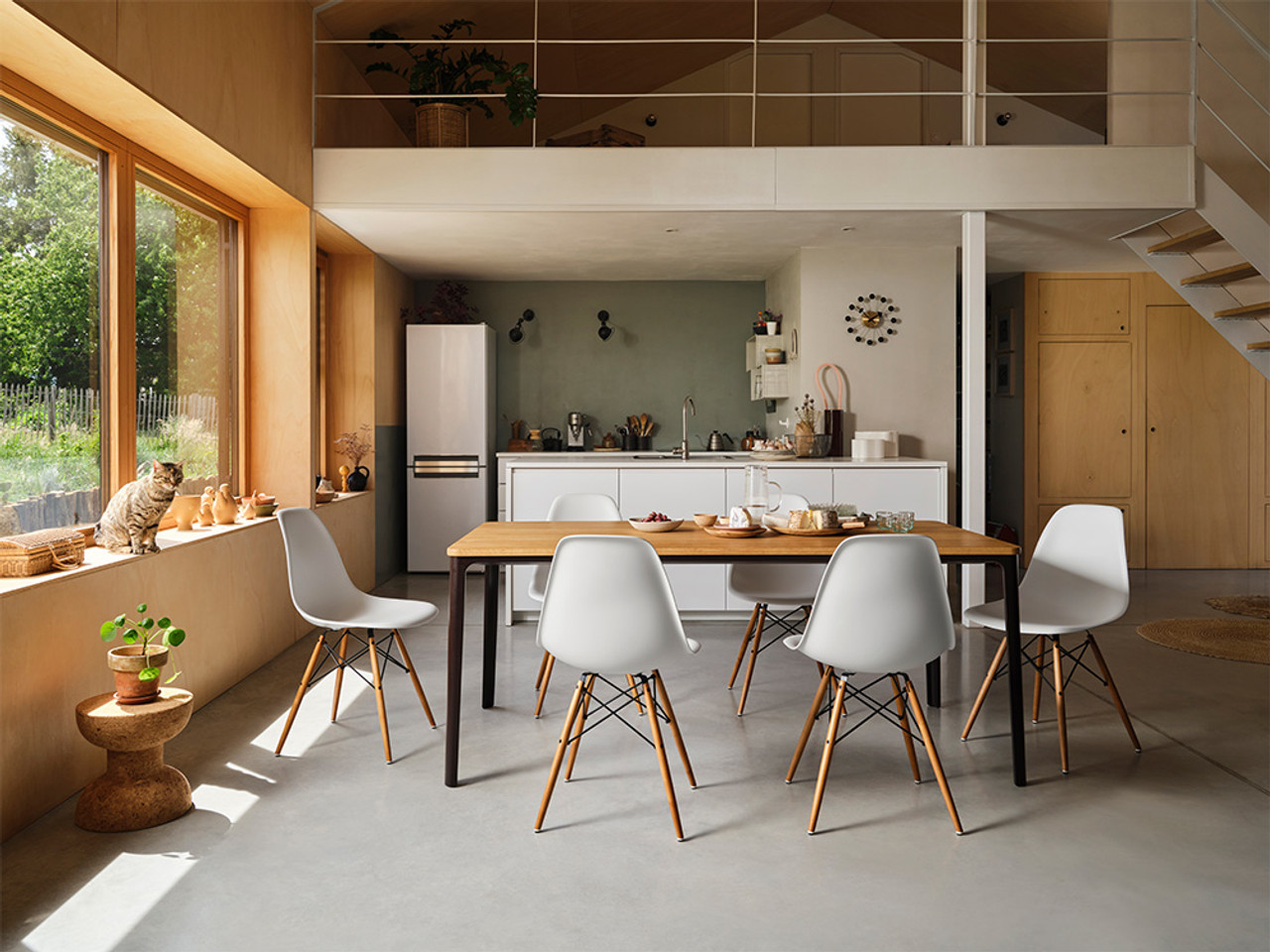 Plate Dining Table