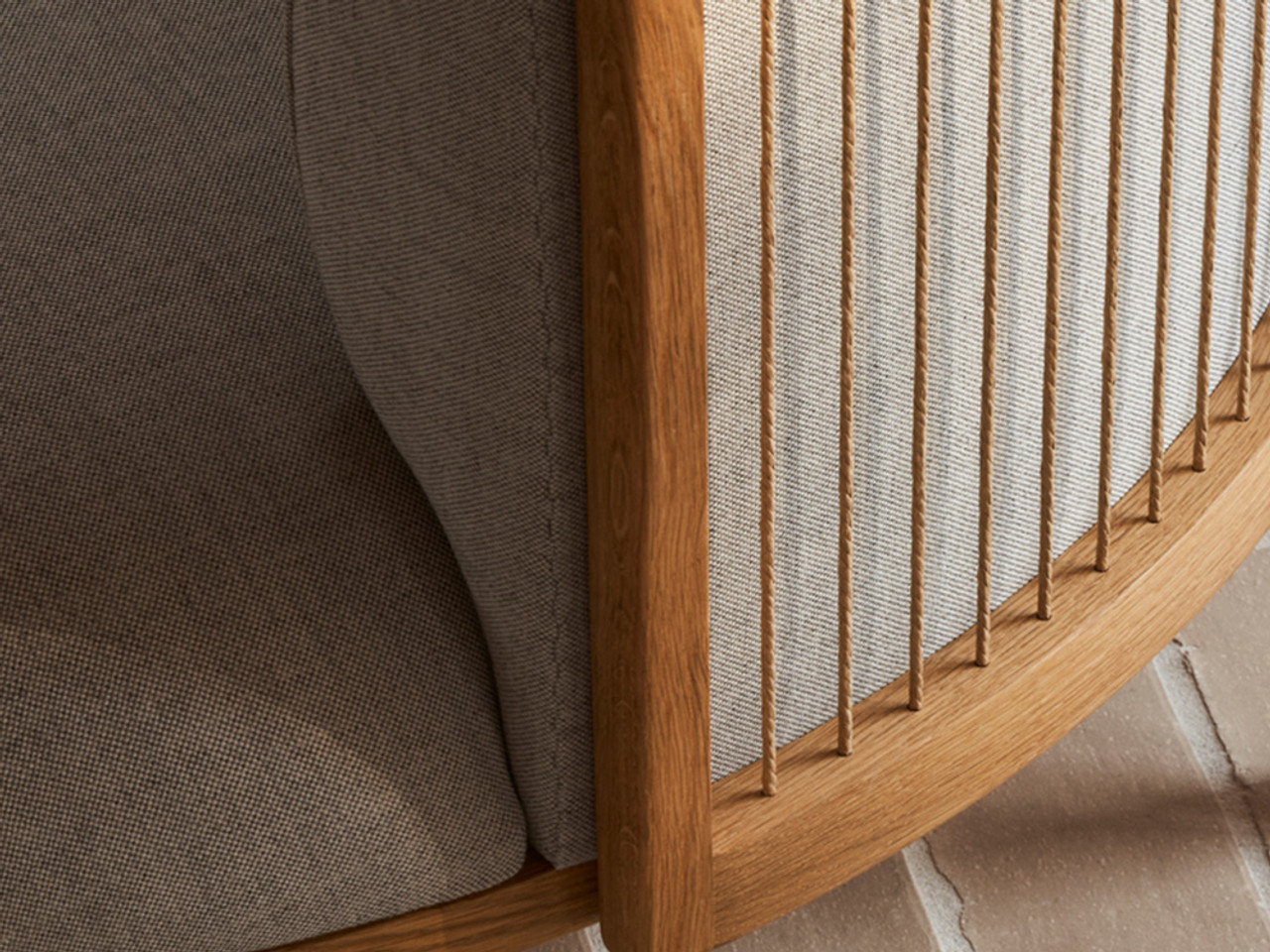 RF1904 Sideways Lounge Chair