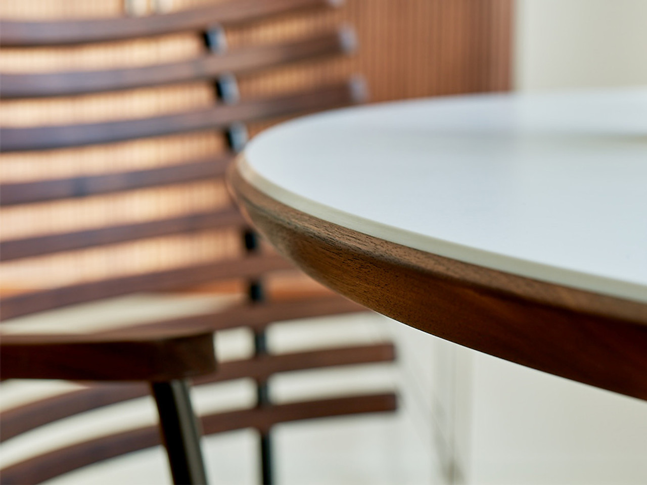 GM 3943 Edge Oval Extendable Dining Table