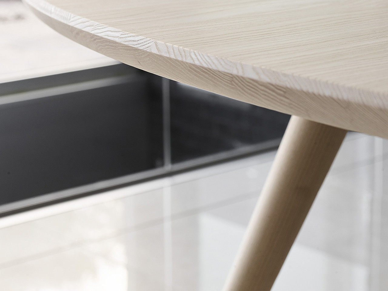 GM 3982 Edge Round Extendable Dining Table