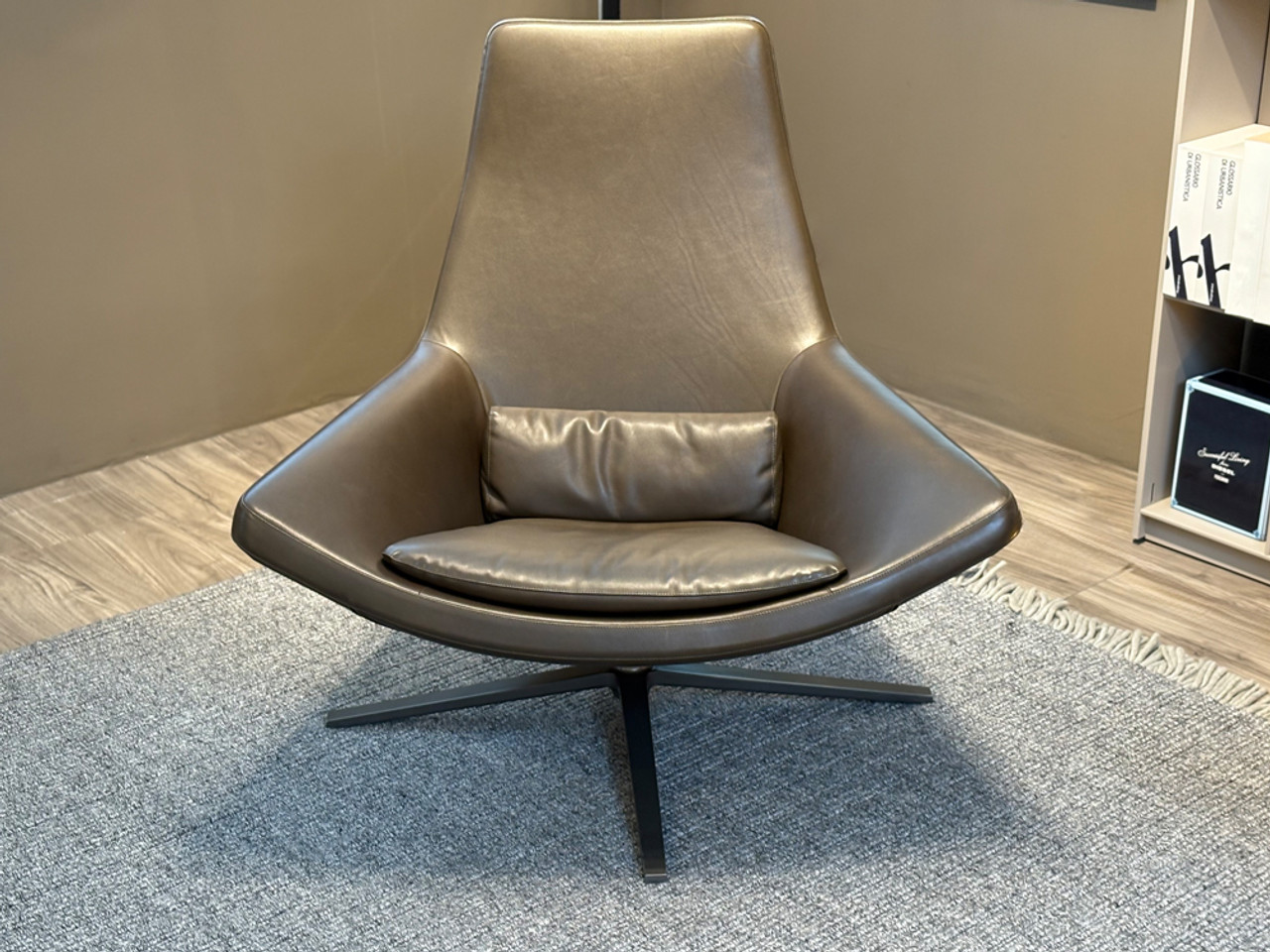 Metropolitan Swivel ME100-1 Armchair - Leather Koro