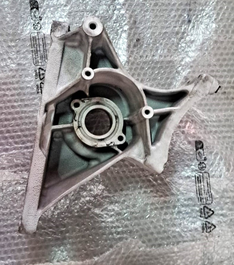 SUPPORTO POMPA ACQUA TD5 USATO