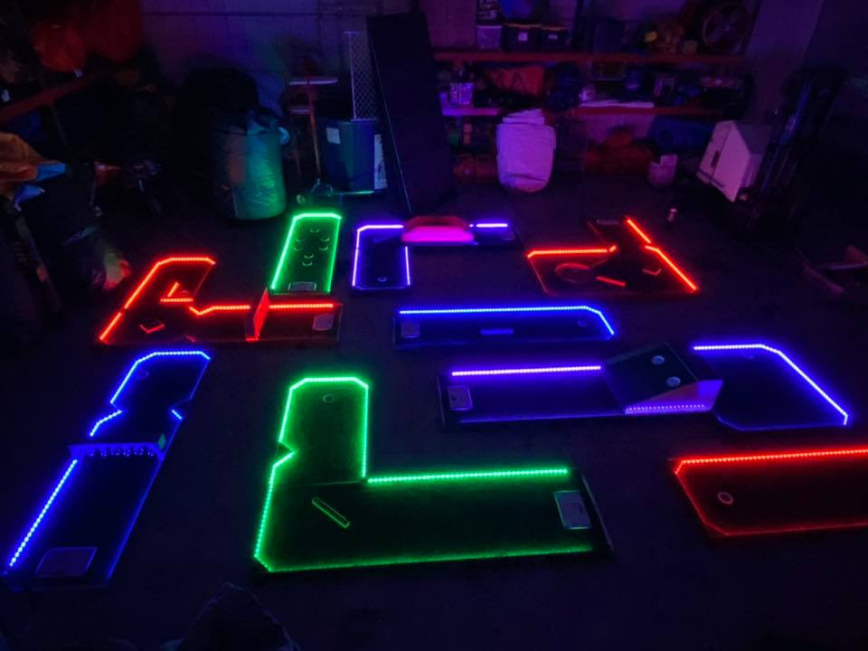 Premium 18 Hole - Portable LED Mini Golf (Set) - Carnival