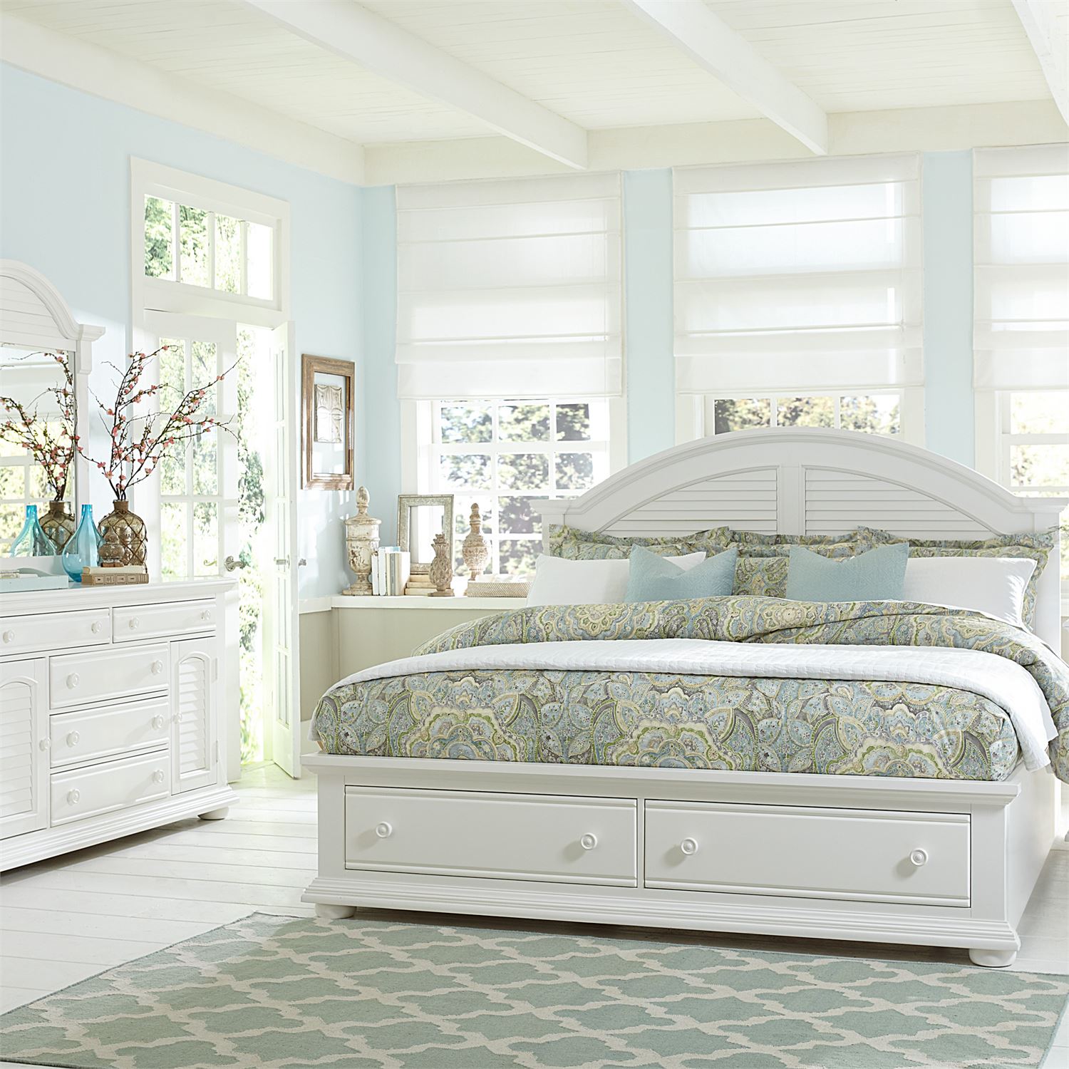 Liberty Furniture Bedroom Queen Poster Bed, Dresser and Mirror