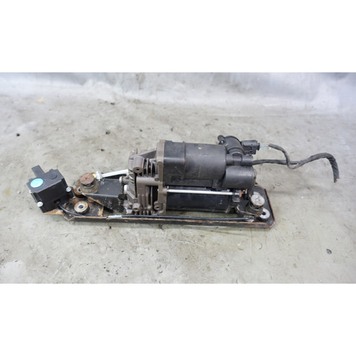 Damaged 06-10 BMW E61 5-Series Touring Wagon Rear Axle Levelling Air Pump OEM