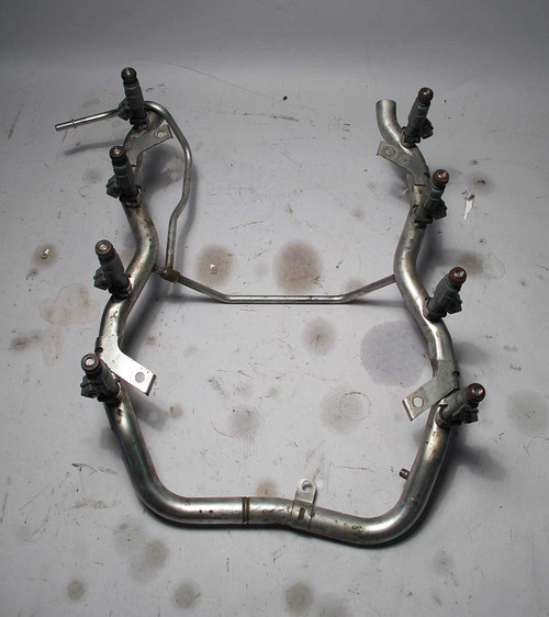 BMW E39 5-Series 540i V8 4.4L Fuel Rail and Injectors 1999-2003 USED OEM