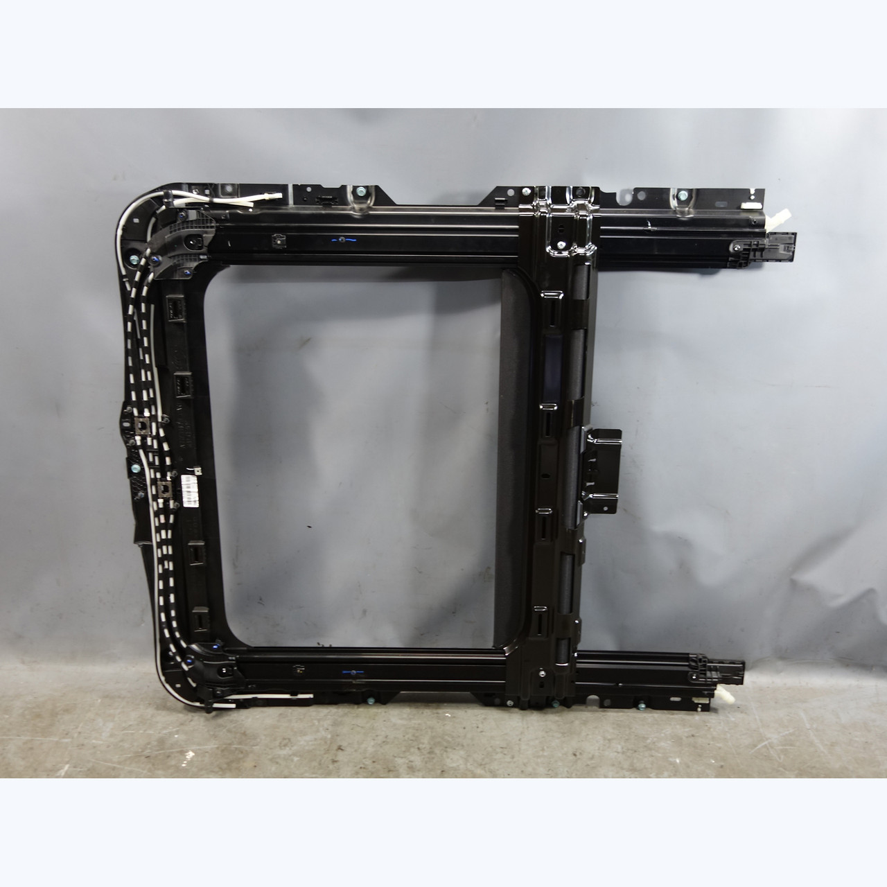 G8001ページ 2017-2020 GENESIS G80 BASE FRONT LEFT DRIVER DOOR (YB6 CASPAIN