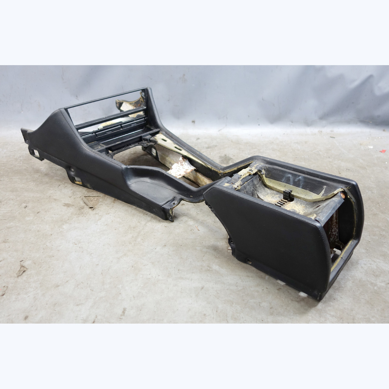 Damaged 2000-2003 BMW E39 M5 Factory Center Console Black Napa