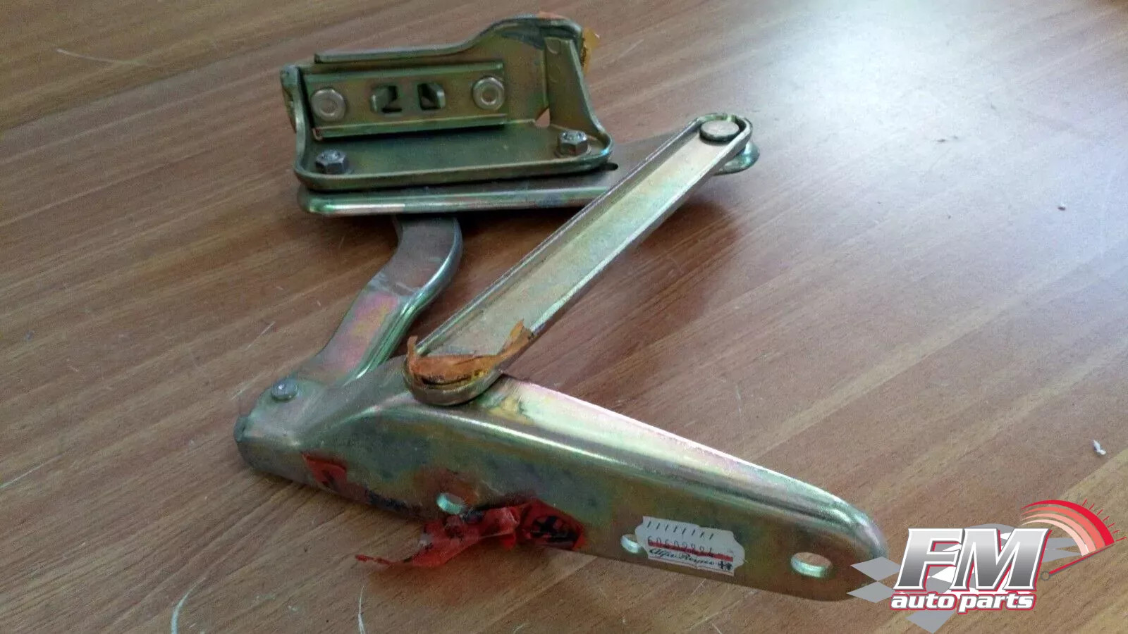 Hood Bonnet Hinge Right fits Alfa Romeo 155 60609884 Genuine Hood Bonnet Hinge Right fits Alfa Romeo 155 60609884 Genuine