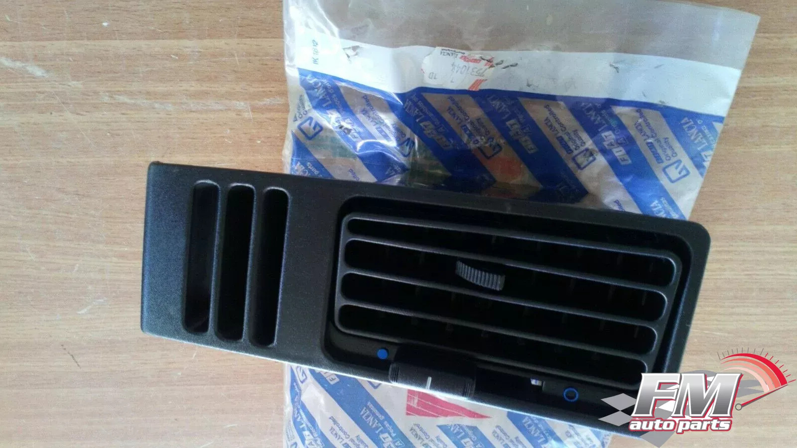 Air Vent RHD fits Lancia Y10 7531044 Genuine Air Vent RHD fits Lancia Y10 7531044 Genuine