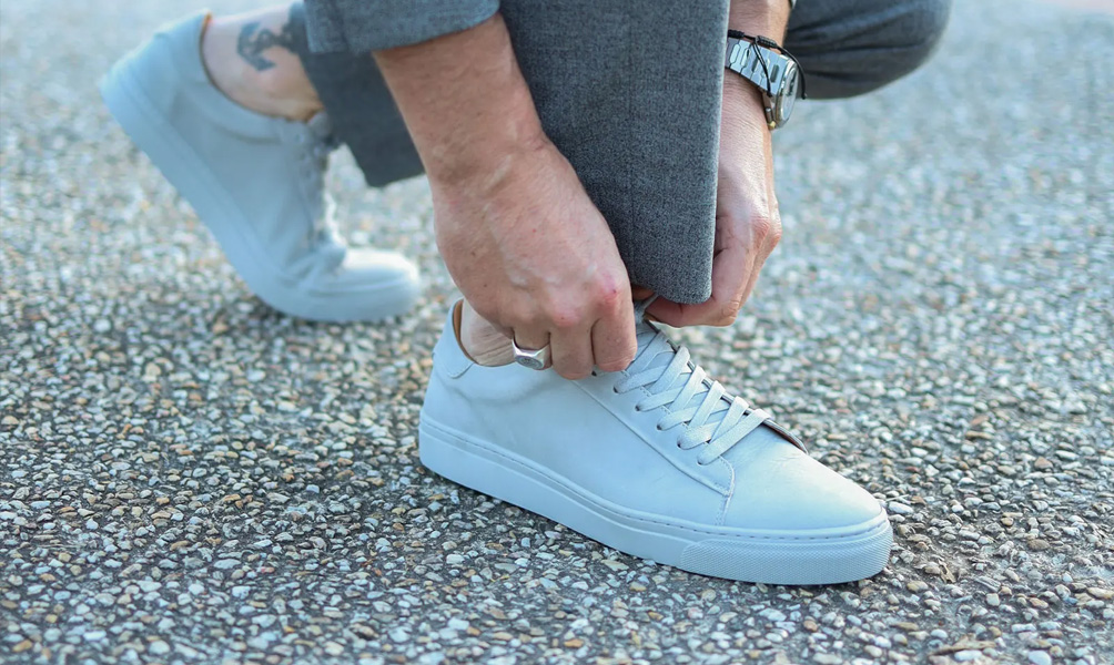 How to pull off a pair of grey sneakers? - Aquila