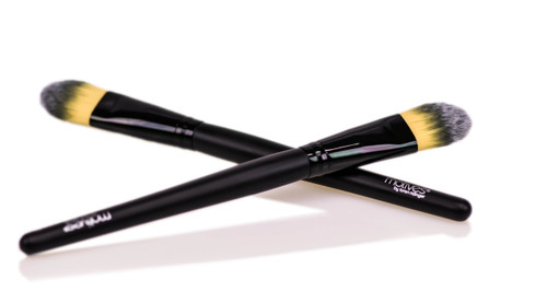 Motives Foundation Brush