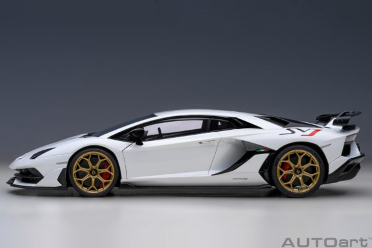 AutoArt Lamborghini Aventador SVJ (Bianco Asopo / Metallic White 