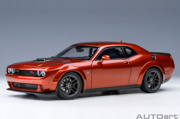 AutoArt Dodge Challenger R/T Scat Pack Shaker Widebody 2022 (Sinamon Stick) Model Car 1/18 71773