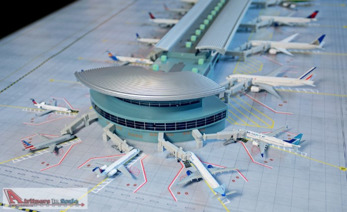 GEMGJARPTC 1:400 Gemini Jets Airport Terminal with 22 Gates (pre