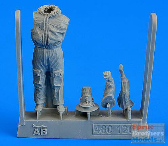 ARSAB480120 1:48 AeroBonus Soviet Pilot - The Cold War Period