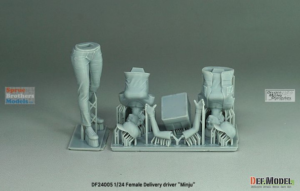 DEFDF24005 1:24 DEF Model Figure Set - Female Delivery Driver 'Minju'