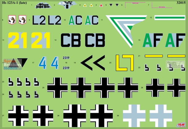 ICM32017 1:32 ICM Luftwaffe Pilot School (Hs123A + Figures)