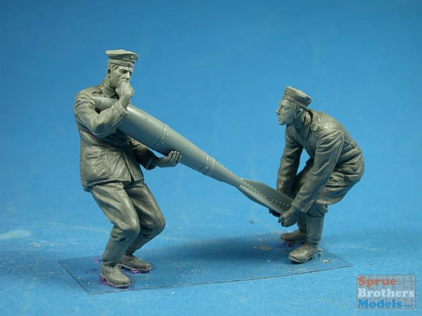 CSMF32-020 1:32 Copper State Models WWI Figure Set - German Bomber Ground Personnel No.2