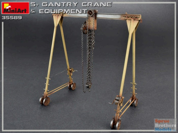 MIA35589 1:35 Miniart 5 Ton Gantry Crane & Equipment