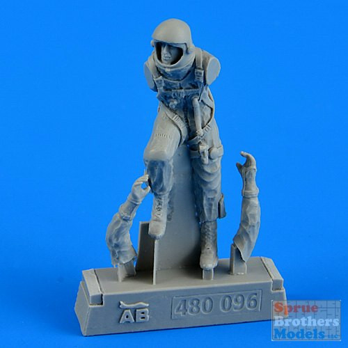 ARSAB480096 1:48 AeroBonus USAF Pilot Figure in Pressure Suit 1960