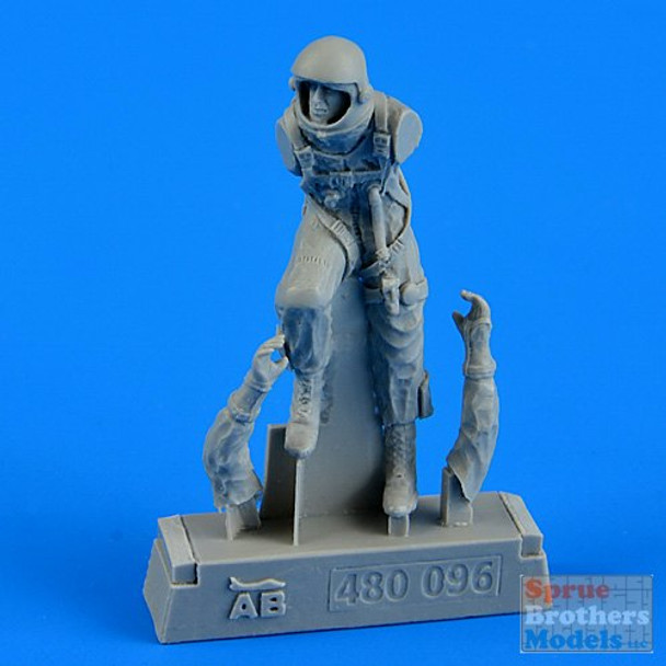 ARSAB480096 1:48 AeroBonus USAF Pilot Figure in Pressure Suit 1960-75