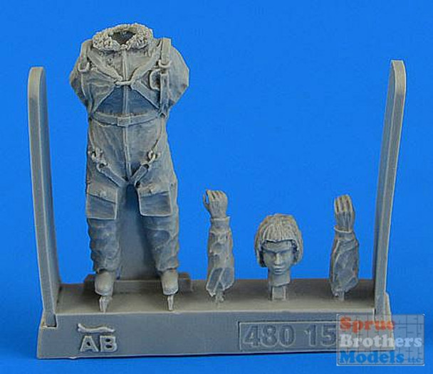 ARSAB480157 1:48 AeroBonus Soviet Woman Pilot WW2 with Parachute