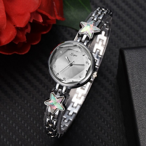 Lvpai P866 Diamond Five-Pointed Star Bracelet Watch Ladies Alloy Quartz Watches(Silver White)