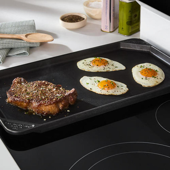 Whirlpool® 30-inch Smart Electric Range with Air Cooking Technology, WipeClean™ Coating, Steam/Self Cleaning, Rapid Preheat 5.3 CuFt Capacity YWFES7530RW