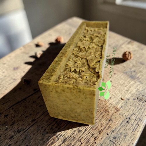  PAULIE HAITIAN ASSOROSSI BAR SOAP
 
Bring Haitian botanical tradition into your daily skincare routine.
Made with Assorossi (bitter melon / Momordica charantia), this botanical bar gently cleanses the skin
and helps wash away everyday impurities and excess oil, leaving your skin feeling fresh, clean, and revitalized.
Haitian Roots • Botanical Care • Naturally Inspired
 
Gently cleanses the skin
Helps remove excess oil and impurities
Leaves skin feeling fresh and refreshed
Inspired by traditional Haitian botanical care

 Perfect for a simple, natural-inspired cleansing routine
Ingredients: Shea Butter, Bitter Assorossi Powder, Tea Tree oil, Vitamin E, Oliv Oil, Shea Butter Oil
 