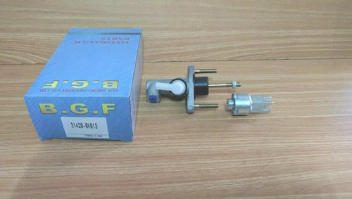 Clutch Master Cylinder fits Toyota Fortuner Hilux 4Runner Innova Kijang Revo 31420-0K013 View Front