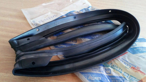 Hood Seal Weatherstrip Font fits Lancia Dedra 82457362 Genuine View Front