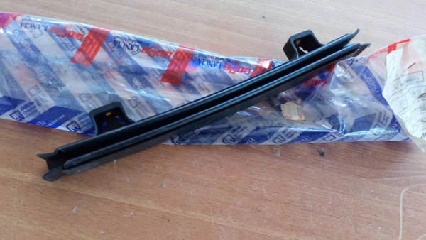 Window Guide Rear with Seal fits Fiat Tipo Tempra Alfa Romeo 155 7594891 Genuine View Front
