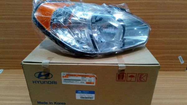 Headlight Right fits Hyundai Accent Verna 921201E041S Genuine View Front