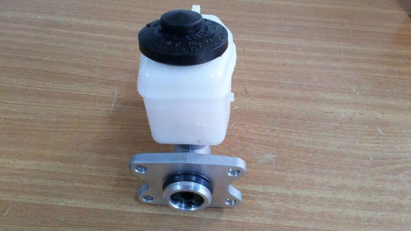 Brake Master Cylinder fits Toyota Land Cruiser FZJ80 HDJ81 HZJ81 47201-60540 View Front