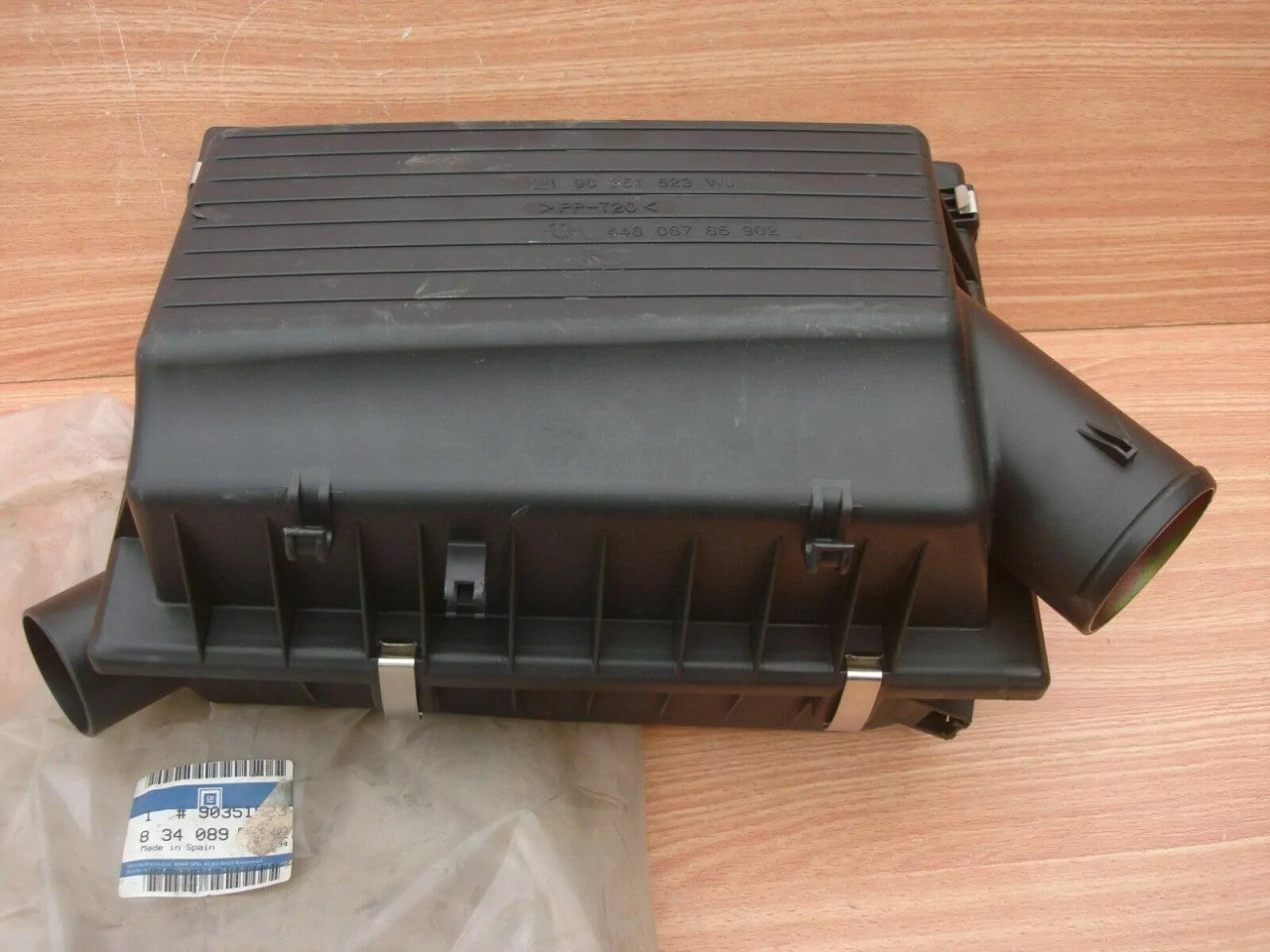 Air Filter Box fits Opel Vauxhall Astra F 1.7 Diesel Genuine 90351523 View Close Up Rear