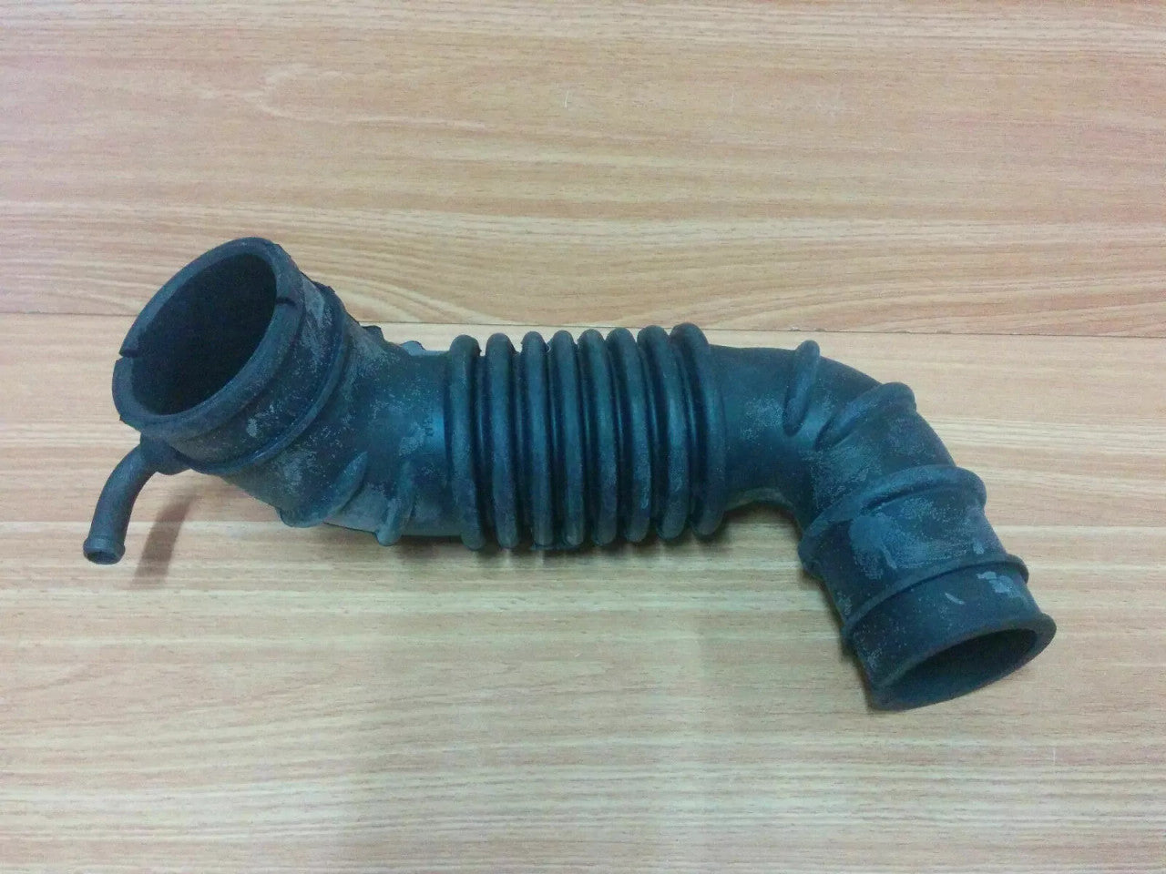 Air Hose Flexible fits Mitsubishi Pajero Montero V14V V24C V24W V34V V44W V47WG MD160939 View Right