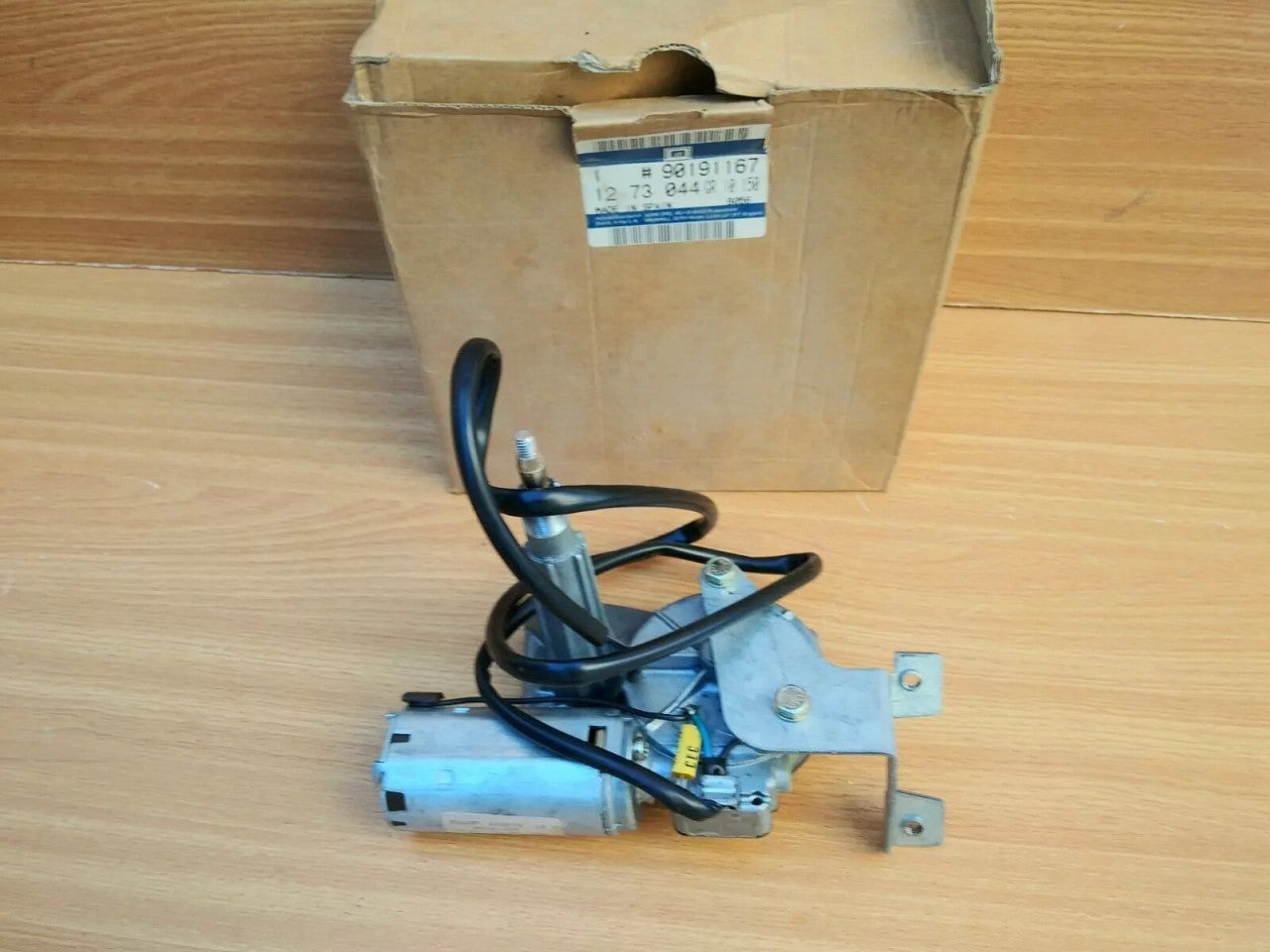 Wiper Motor Rear RHD fits Opel Kadett E Vauxhall Astra 90191167 Genuine View Front